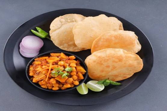 Cholle Bhature (2 PCS)